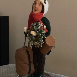 Vintage 2000 Byers’ Choice “Traveler” w/Baggage and Wreath